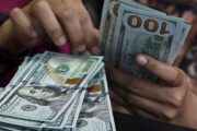 Dólar fecha abaixo de R$ 5 pela primeira vez desde maio