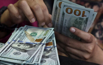 Dólar fecha abaixo de R$ 5 pela primeira vez desde maio