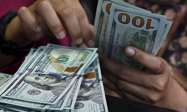 Dólar fecha abaixo de R$ 5 pela primeira vez desde maio