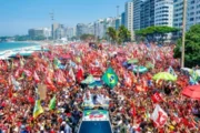 Em ato no RiLula acusa Flávio Bolsonaro de desprezar a verdade e alerta para riscos à democracia