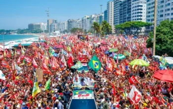Em ato no Rio, Lula acusa Flávio Bolsonaro de desprezar a verdade e alerta para riscos à democracia