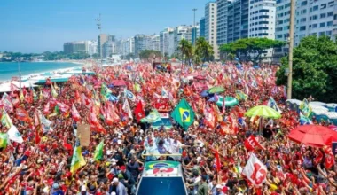 Em ato no Rio, Lula acusa Flávio Bolsonaro de desprezar a verdade e alerta para riscos à democracia