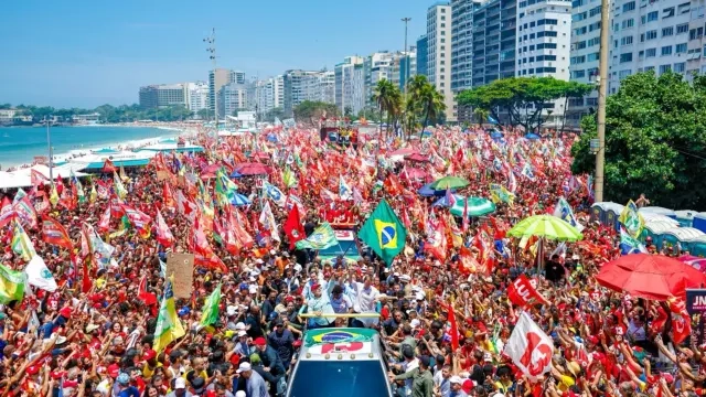 Em ato no Rio, Lula acusa Flávio Bolsonaro de desprezar a verdade e alerta para riscos à democracia