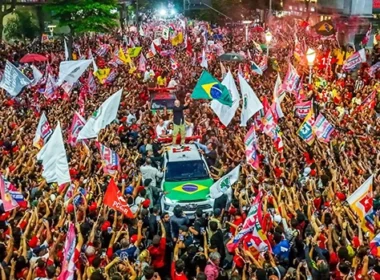 Em BH, Lula reúne multidão nas ruas e mostra confiança na virada: “Eu acredito”