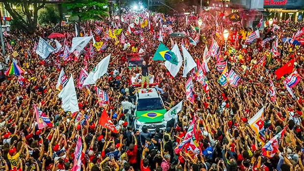 Em BH, Lula reúne multidão nas ruas e mostra confiança na virada: “Eu acredito”