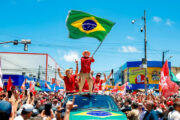 Em campanha no RN, Lula alerta sobre proposta de Flávio Bolsonaro de 250 bilhões em cortes