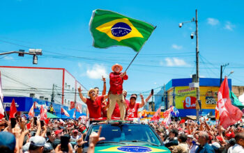 Em campanha no RN, Lula alerta sobre proposta de Flávio Bolsonaro de 250 bilhões em cortes