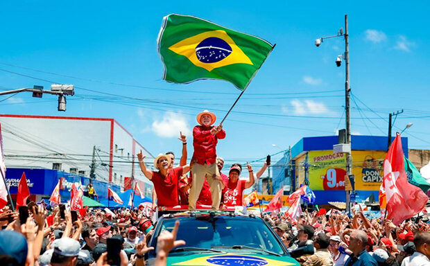 Em campanha no RN, Lula alerta sobre proposta de Flávio Bolsonaro de 250 bilhões em cortes