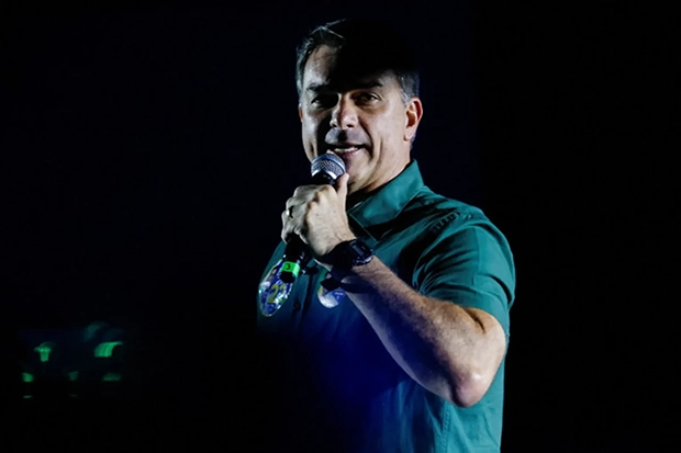 Em festa com garotas de programa na pandemia, Flávio ganhou Rolex de empresa que queria vender vacinas