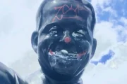 Estátua de Jango Goulart cercada de material de Flávio é vandalizada em Porto Alegre
