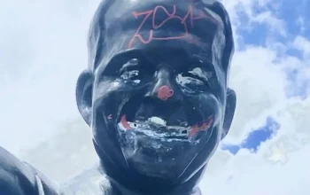Estátua de Jango Goulart cercada de material de Flávio é vandalizada em Porto Alegre