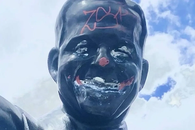 Estátua de Jango Goulart cercada de material de Flávio é vandalizada em Porto Alegre