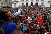 Estudantes puxam onda de protestos contra Flávio Bolsonaro e ampliam atos pró-Lula