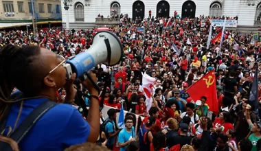 Estudantes puxam onda de protestos contra Flávio Bolsonaro e ampliam atos pró-Lula