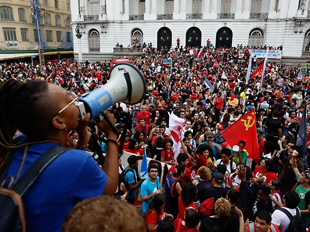 Estudantes puxam onda de protestos contra Flávio Bolsonaro e ampliam atos pró-Lula