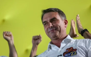 Favorecimento? Pedidos de Flávio contra Lula recebem decisões rápidas no TSE
