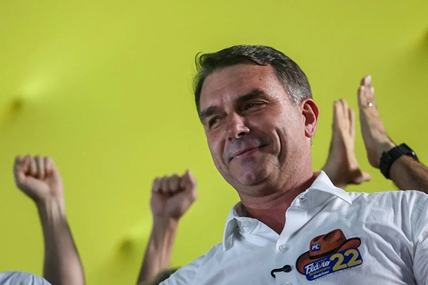 Favorecimento? Pedidos de Flávio contra Lula recebem decisões rápidas no TSE