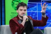Felipe Neto denuncia fake news de Veja para eleger Flávio Bolsonaro e libertar Daniel Vorcaro