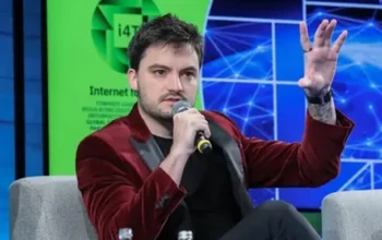 Felipe Neto denuncia fake news de Veja para eleger Flávio Bolsonaro e libertar Daniel Vorcaro