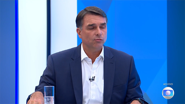 Flávio associa folga extra da 5×2 a crimes: “Vai continuar andando de ônibus e sendo assaltado”