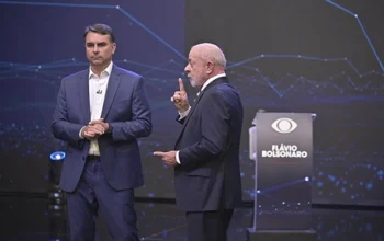 Flávio Bolsonaro cita Roberta Luchsinger em debate e Lula responde: “É uma questão da PF”