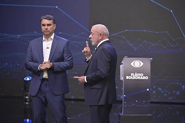 Flávio Bolsonaro cita Roberta Luchsinger em debate e Lula responde: “É uma questão da PF”