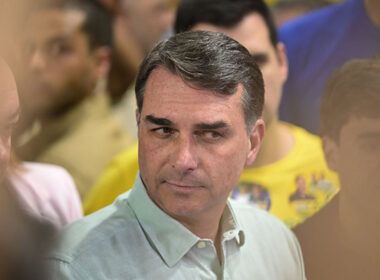 Flávio Bolsonaro critica fim da escala 6×1 e chama proposta de “oportunismo” de Lula