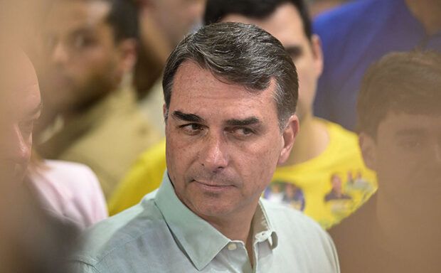 Flávio Bolsonaro critica fim da escala 6×1 e chama proposta de “oportunismo” de Lula