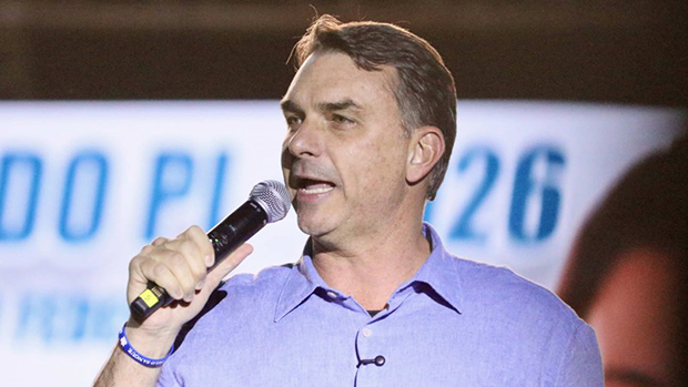 ‘Flávio Bolsonaro é apenas incerteza, com um passado tenebroso’, diz Lula