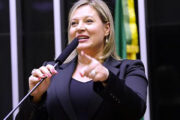Flávio Bolsonaro é “bandido da pior espécie”, diz Joice Hasselmann após debate