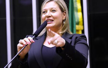Flávio Bolsonaro é “bandido da pior espécie”, diz Joice Hasselmann após debate