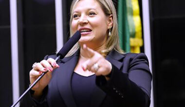 Flávio Bolsonaro é “bandido da pior espécie”, diz Joice Hasselmann após debate