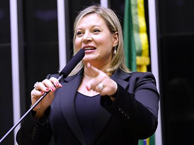 Flávio Bolsonaro é “bandido da pior espécie”, diz Joice Hasselmann após debate