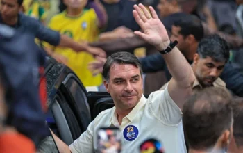 Flávio Bolsonaro fugiu  para os EUA  com a família e pedirá asilo político a Trump, confirma site Metrópoles