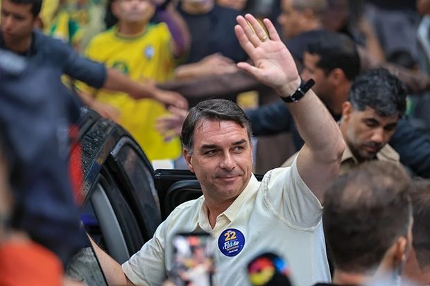 Flávio Bolsonaro fugiu  para os EUA  com a família e pedirá asilo político a Trump, confirma site Metrópoles
