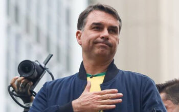 Flávio Bolsonaro já  está a caminho dos EUA, dizem aliados