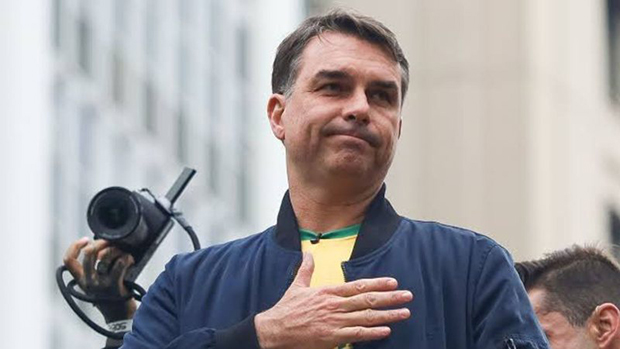 Flávio Bolsonaro já  está a caminho dos EUA, dizem aliados