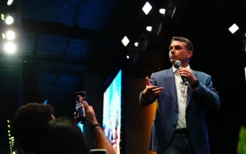 Flávio Bolsonaro pagou R$ 600 mil a empresa que manipula eleições com IA