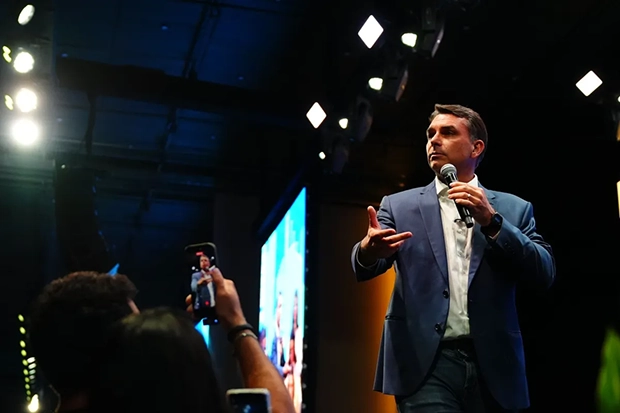 Flávio Bolsonaro pagou R$ 600 mil a empresa que manipula eleições com IA