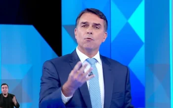 Flávio Bolsonaro sai do personagem e expõe o que pensa do Norte: “Urubus e mal cheiro”