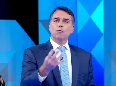 Flávio Bolsonaro sai do personagem e expõe o que pensa do Norte: “Urubus e mal cheiro”
