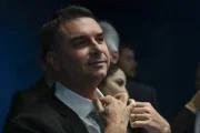 Flávio desaparece, não entrega passaporte e descumpre ordem de Moraes