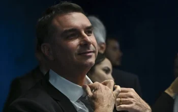 Flávio desaparece, não entrega passaporte e descumpre ordem de Moraes