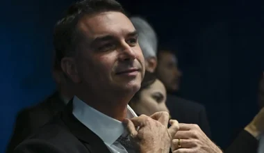 Flávio desaparece, não entrega passaporte e descumpre ordem de Moraes