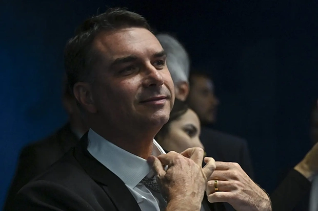 Flávio desaparece, não entrega passaporte e descumpre ordem de Moraes