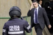 Flávio fica à frente de Lula em 86% dos locais de votação sob influência miliciana no Rio