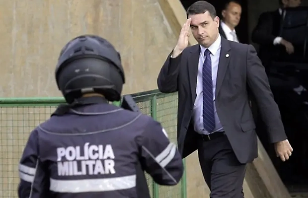Flávio fica à frente de Lula em 86% dos locais de votação sob influência miliciana no Rio