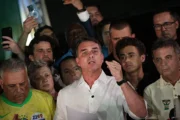 Foragidos nos EUA, Flávio Bolsonaro sugere que poderia disputar a Presidência novamente antes de 2030