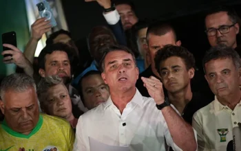 Foragidos nos EUA, Flávio Bolsonaro sugere que poderia disputar a Presidência novamente antes de 2030
