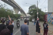 Guindaste cai sobre monotrilho, atinge trem e deixa ferido em São Paulo